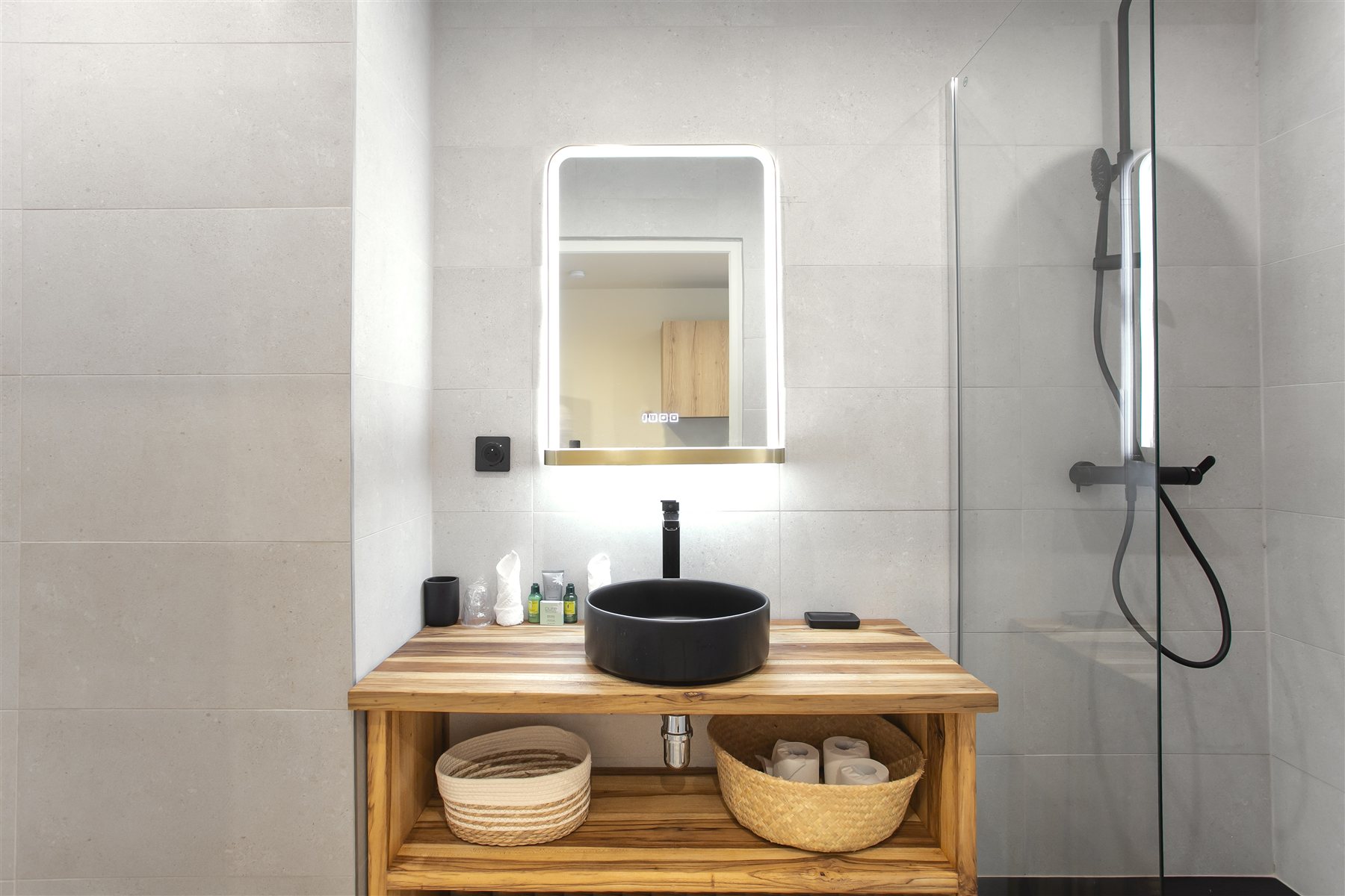 Bathroom with basin and mirror