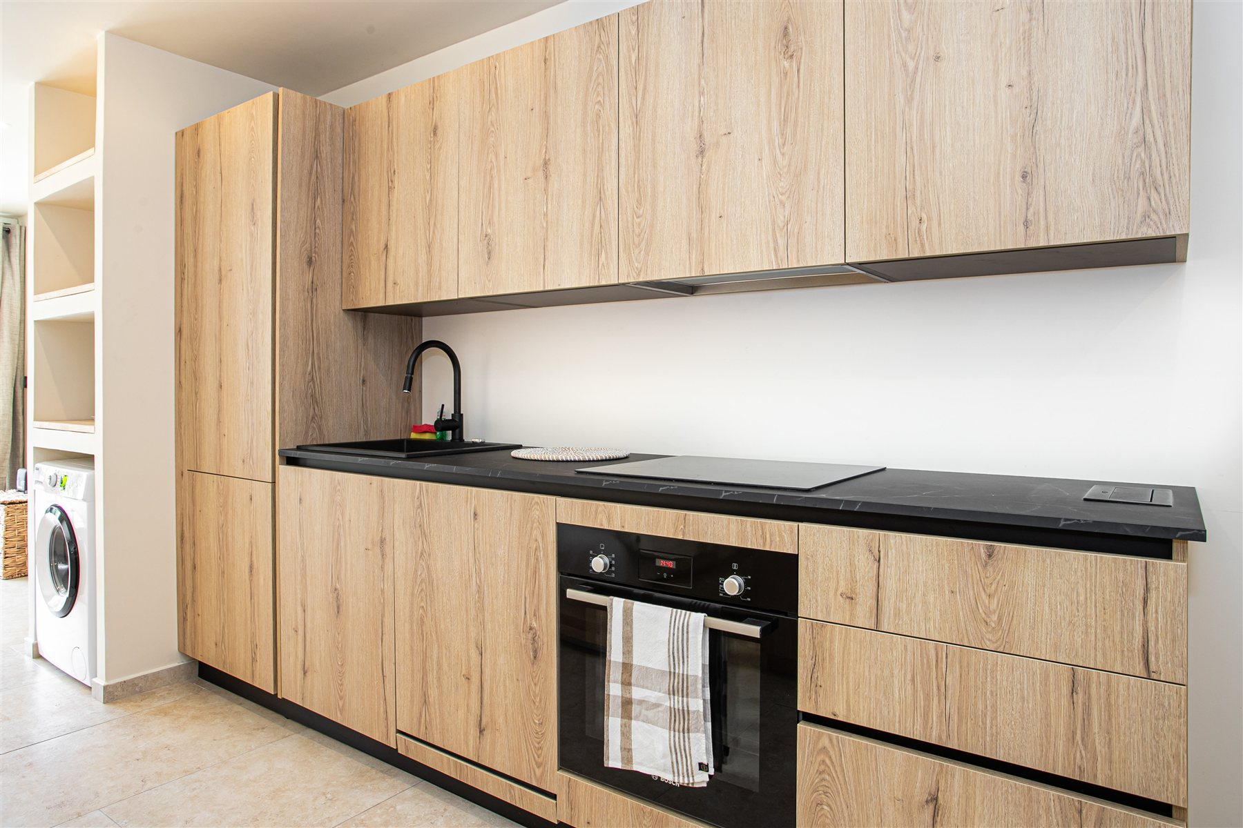 Equipped kitchen opening onto the living area